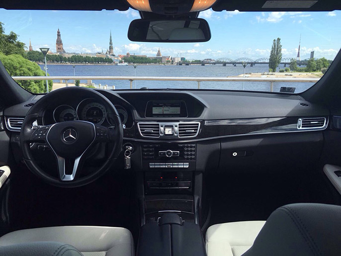 Auto noma ar vadītāju Mercedes-Benz E-class 2014