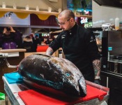 Vairāk kā 200 kg smaga Bluefin jeb zilspuru tunča sadalīšanas šovs