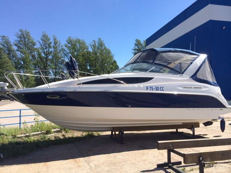 motor yacht rental in Latvia Bayliner 285